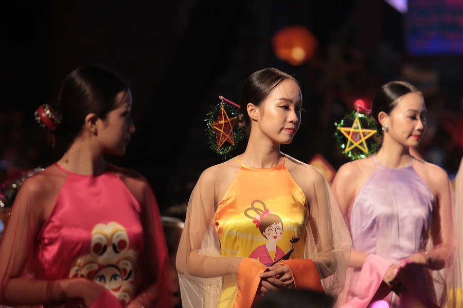 Cho đến những phụ kiện gợi nhớ về trung thu tuổi thơ như đèn ông sao, đèn cù, trống bỏi ...