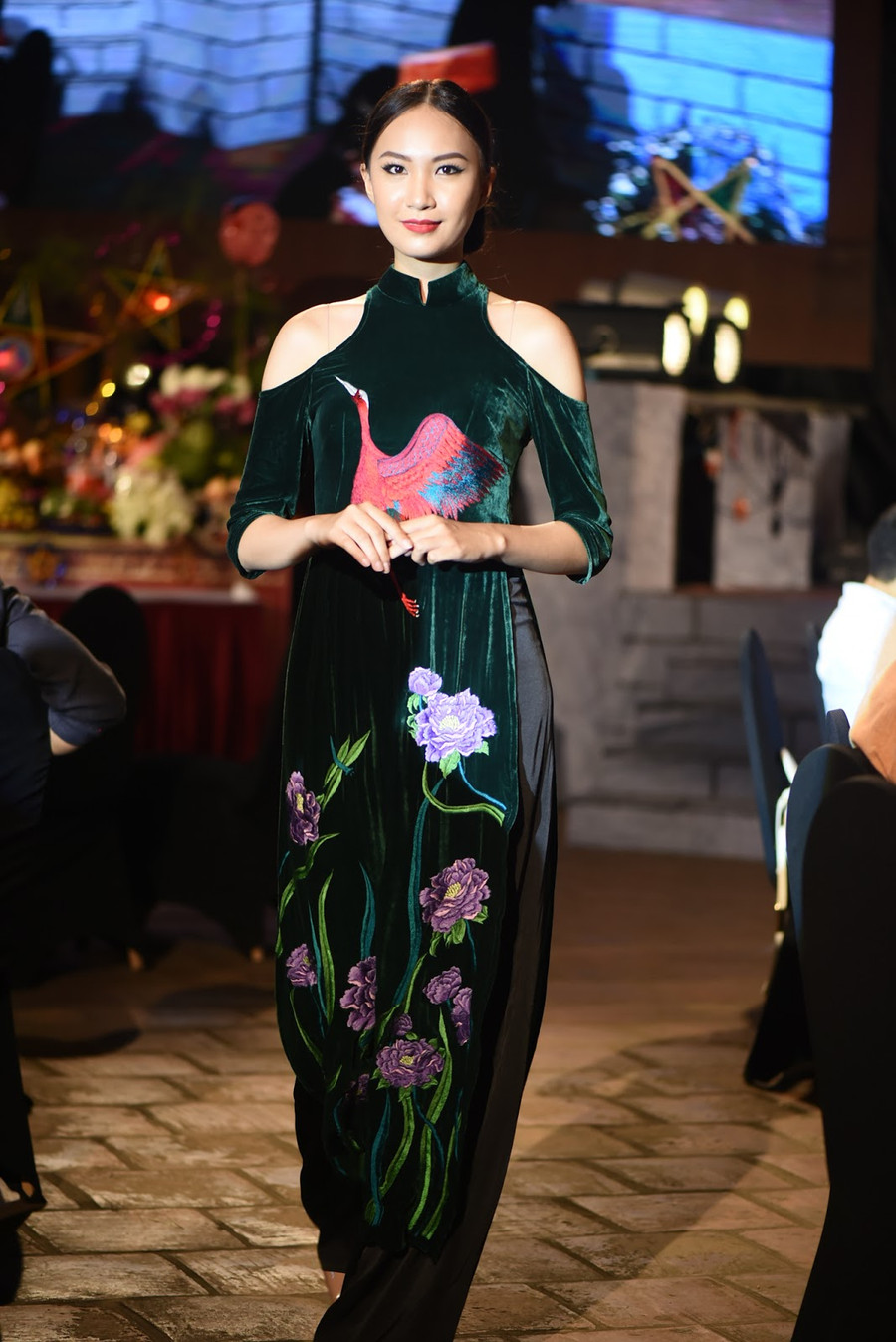 Phom dáng cổ điển của áo dài truyền thống được cách tân bằng những đường cắt out mới mẻ