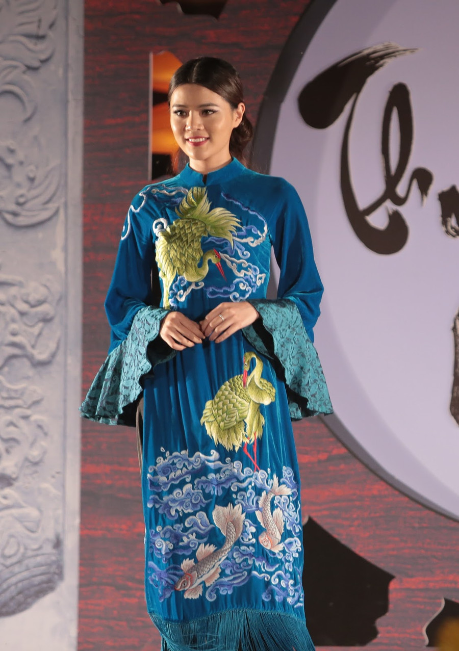 Khai thác đề tài trung thu trong Thu Vọng Nguyệt, bộ sưu tập lấy ý tưởng từ các vật liệu như: lồng đèn, cá chép và hoa thược dược...