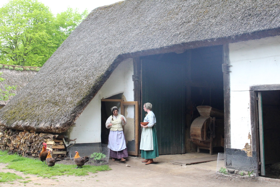 Người dân trong làng