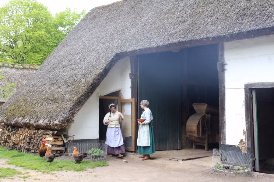 Người dân trong làng