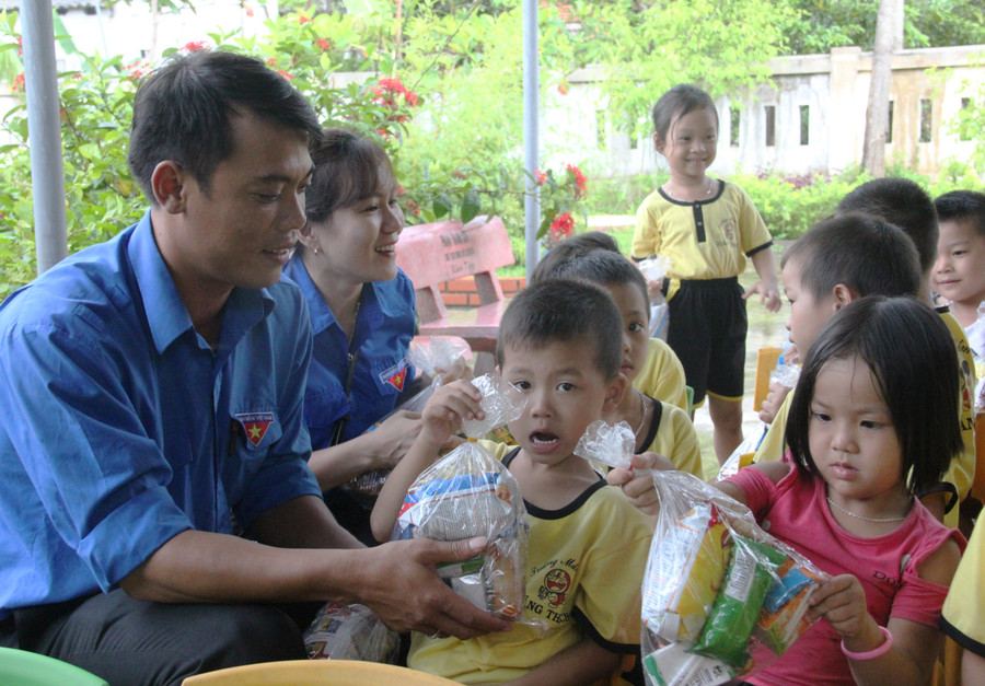 Đoàn khối các cơ quan tỉnh Quảng Bình tặng quà trung thu cho các cháu học sinh trường Mầm non Quảng Thạch 