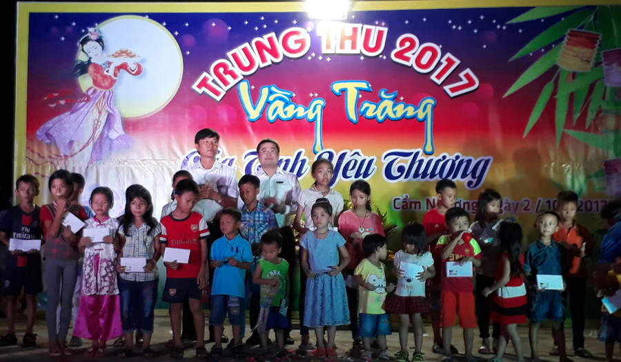 Đại diện các nhà hảo tâm lên trao quà cho các em.