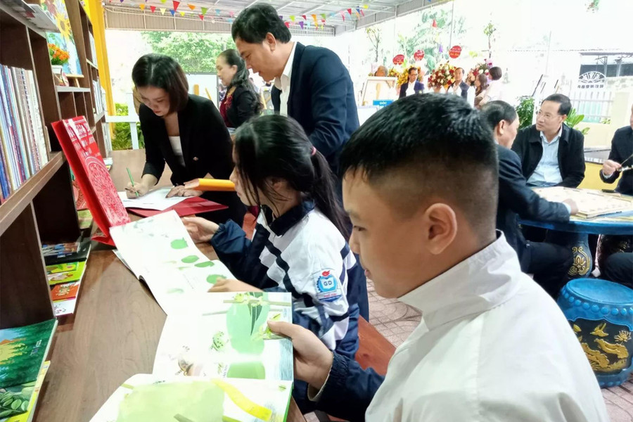 Ngôi nhà trí tuệ thôn Đông Biên thu hút rất đông các cháu học sinh tới đọc sách, học tập. Ngôi nhà trí tuệ thôn Đông Biên thu hút rất đông các cháu học sinh tới đọc sách, học tập.