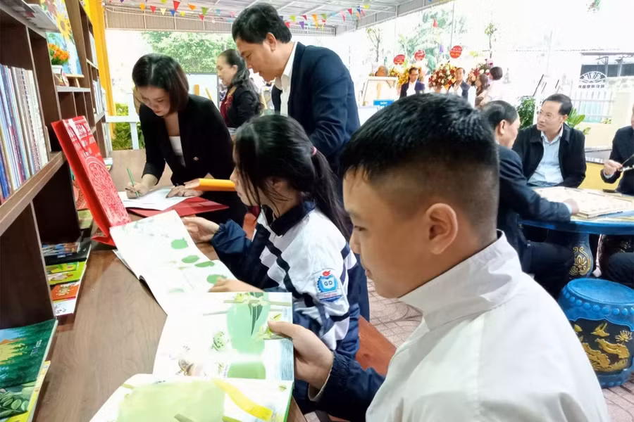 Ngôi nhà trí tuệ thôn Đông Biên thu hút rất đông các cháu học sinh tới đọc sách, học tập.