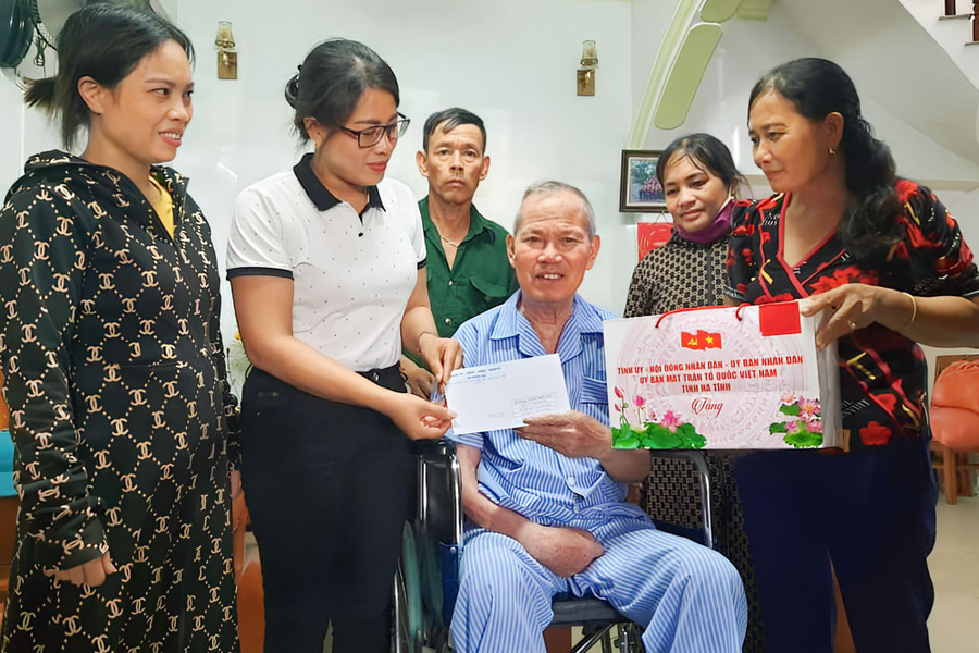 Chị Đậu Thị Thu Huyền (áo trắng) đến tặng quà cho người có công với cách mạng. Chị Đậu Thị Thu Huyền (áo trắng) đến tặng quà cho người có công với cách mạng.