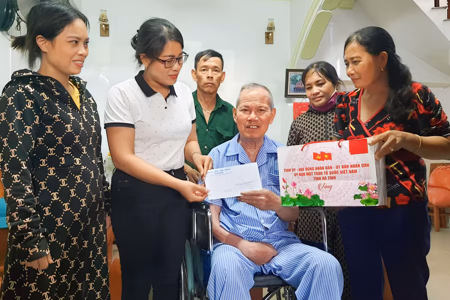 Chị Đậu Thị Thu Huyền (áo trắng) đến tặng quà cho người có công với cách mạng.