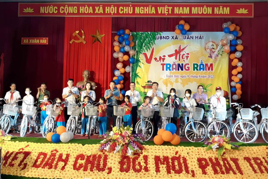 MTTQ xã Xuân Hải kêu gọi 50 chiếc xe đạp trị giá gần 100 triệu đồng cho các em học sinh khó khăn vào dịp Tết Trung Thu. MTTQ xã Xuân Hải kêu gọi 50 chiếc xe đạp trị giá gần 100 triệu đồng cho các em học sinh khó khăn vào dịp Tết Trung Thu.