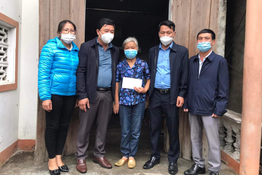 Chị Huyền (áo xanh) cùng lãnh đạo địa phương tặng quà cho người cao tuổi. Chị Huyền (áo xanh) cùng lãnh đạo địa phương tặng quà cho người cao tuổi.