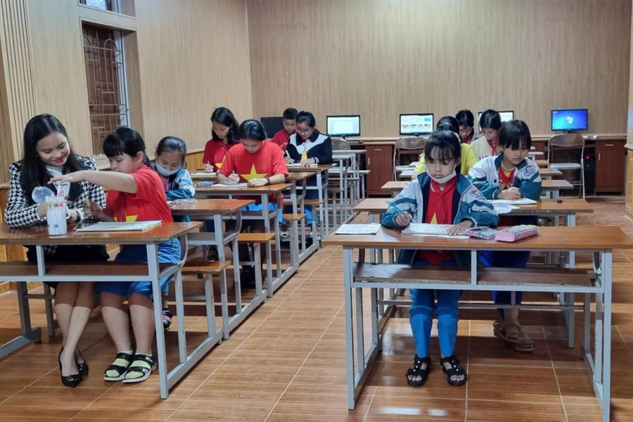 Ngôi nhà trí tuệ còn có phòng học tin học, tiếng Anh miễn phí cho học sinh. Ngôi nhà trí tuệ còn có phòng học tin học, tiếng Anh miễn phí cho học sinh.