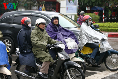 vi sao giua mua he ma thoi mien bac lai ret run nguoi? hinh 2