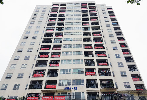 Nhiều cư dân toà nhà N04 - B1, đối diện công viên Cầu Giấy,treo băng rôn phản đối dự án. Ảnh:Võ Hải. Nhiều cư dân toà nhà N04 - B1, đối diện công viên Cầu Giấy,treo băng rôn phản đối dự án. (Ảnh chụp sáng 8/5): Võ Hải.