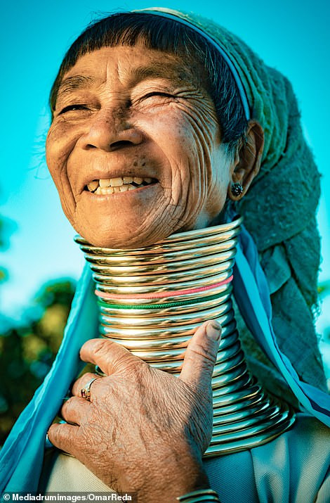 Bí ẩn đằng sau những chiếc cổ dài như hươu cao cổ của phụ nữ bộ tộc Myanmar hình ảnh 1 bi an dang sau nhung chiec co dai nhu huou cao co cua phu nu bo toc myanmar hinh anh 1