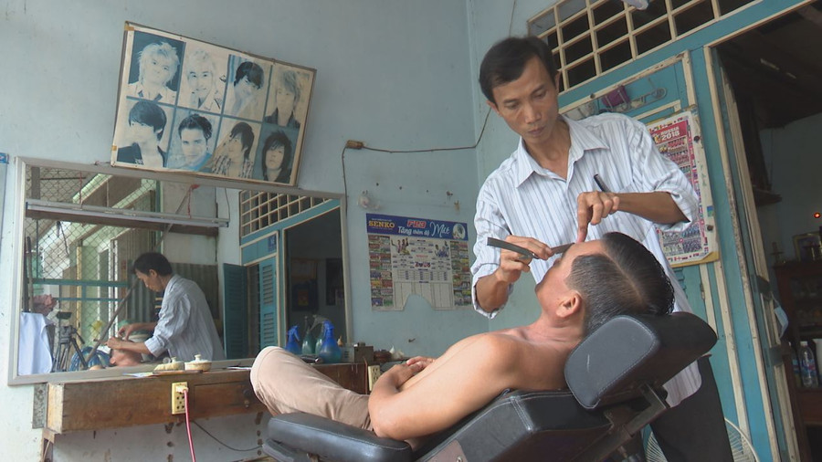 Ông Lợi hàng ngày hớt tóc dành dụm nuôi con ăn học