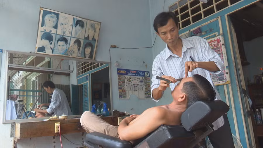 Ông Lợi hàng ngày hớt tóc dành dụm nuôi con ăn học