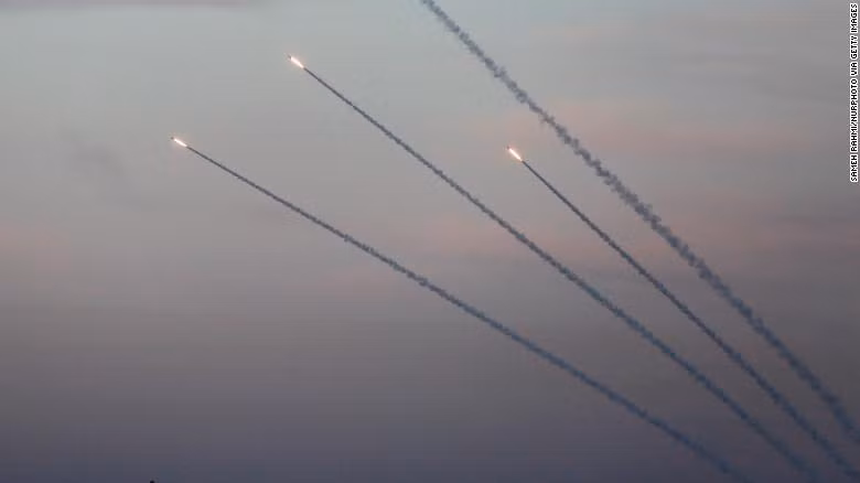 Tên lửa bay ngang trời Dải Gaza