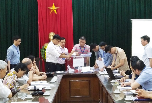 Việc kiểmphiếu lấy ý kiến được nhiều ban ngành, đoàn thể giám sát. Ảnh:Công Trình. Việc kiểu phiếu lấy ý kiến được nhiều ban ngành đoàn thể giám sát. Ảnh: Công Trình.