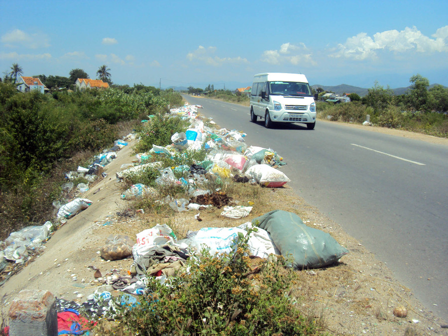 Rác thải bị đổ trộm ven đường