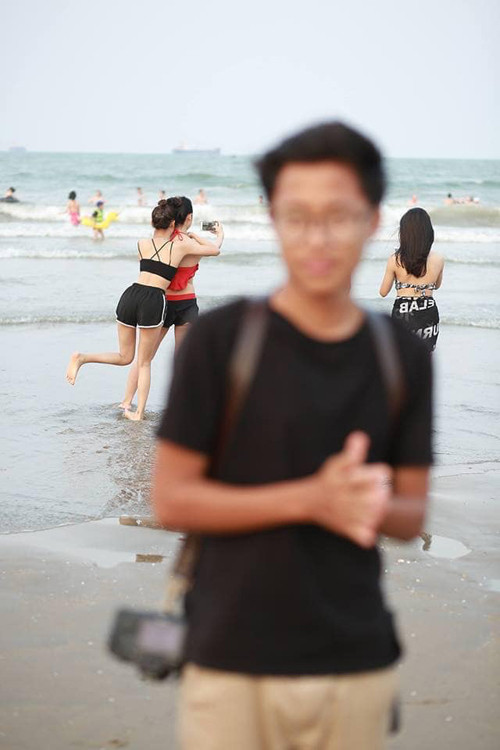 Chàng trai hoàn toàn mờ nhạt cho những cô nàng nóng bỏng phía sau.