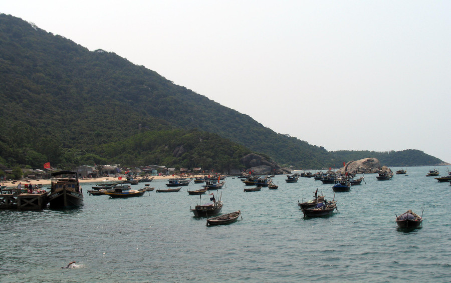 Khách đến Cù Lao Chàm hiện chỉ có tuyến giao thông đường thủy duy nhất xuất phát từ biển Cửa Đại (Hội An) Khách đến Cù Lao Chàm hiện chỉ có tuyến giao thông đường thủy duy nhất xuất phát từ biển Cửa Đại (Hội An)