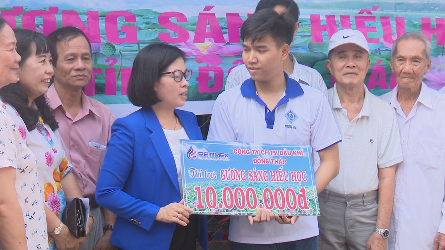 Em Lộc phấn khởi khi nhận được suất học bổng