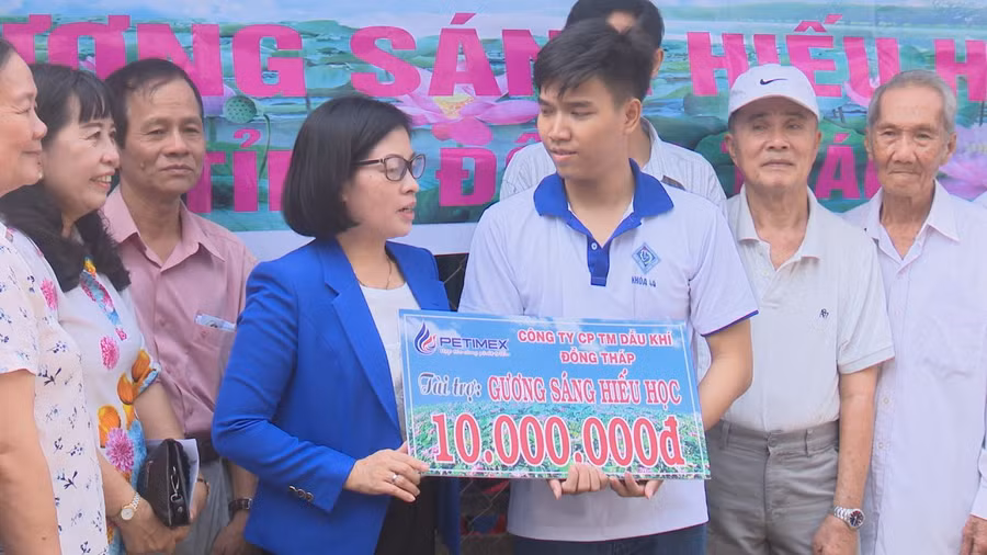 Em Lộc phấn khởi khi nhận được suất học bổng