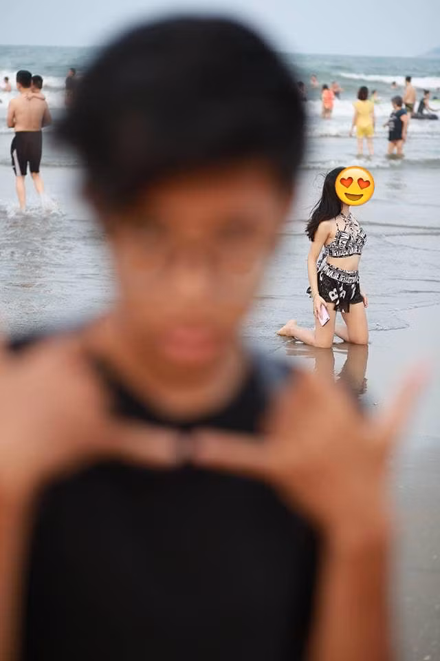 Chẳng biết ai mới là nhân vật chính.