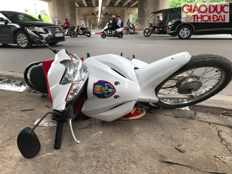 Điều đáng nói ở đây, người bạn đi cùng lái xe Nguyễn Ngọc Ba đã không làm chủ được hành vi của mình, đã chửi bới, đạp đổ xe của tổ công tác