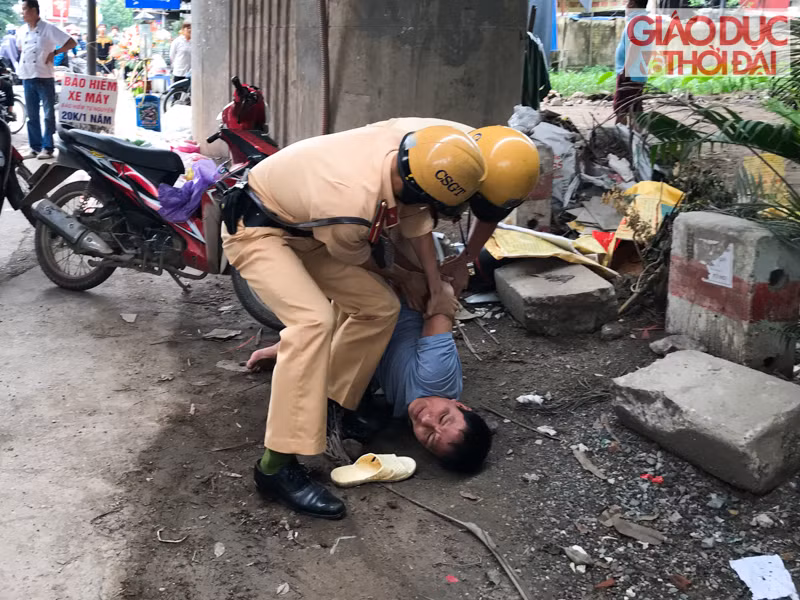 Ngay khi nhận thấy đối tượng có những biểu hiện manh động tổ công tác đã xử dụng nghiệp vụ khống chế đối tượng, bàn giao về công an phường Đại Kim( Hoàng Mai) để làm rõ Ngay khi nhận thấy đối tượng có những biểu hiện manh động tổ công tác đã xử dụng nghiệp vụ khống chế đối tượng, bàn giao về công an phường Đại Kim( Hoàng Mai) để làm rõ