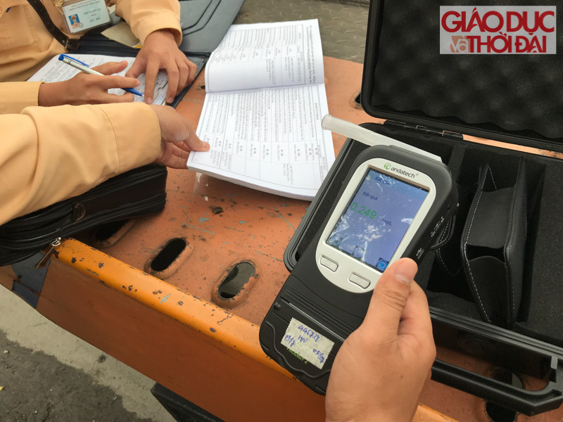 Cũng trong chiều ngày hôm nay, tổ công tác đã tiến hành kiểm tra nồng độ cồn của cả tài xế xe khách tại khu vực bến xe Giáp Bát, Nước Ngầm, những tài xế có nồng độ cồn trong mức cho phép sẽ được nhắc nhở