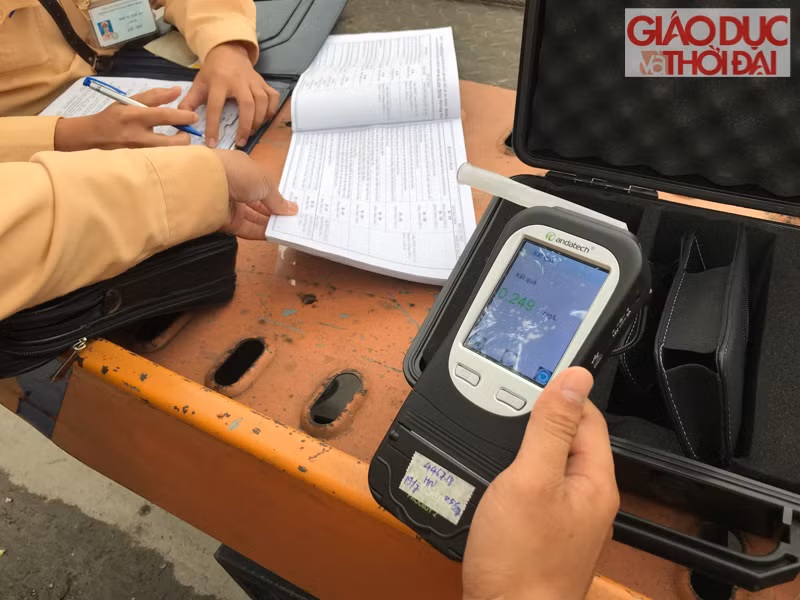 Cũng trong chiều ngày hôm nay, tổ công tác đã tiến hành kiểm tra nồng độ cồn của cả tài xế xe khách tại khu vực bến xe Giáp Bát, Nước Ngầm, những tài xế có nồng độ cồn trong mức cho phép sẽ được nhắc nhở Cũng trong chiều ngày hôm nay, tổ công tác đã tiến hành kiểm tra nồng độ cồn của cả tài xế xe khách tại khu vực bến xe Giáp Bát, Nước Ngầm, những tài xế có nồng độ cồn trong mức cho phép sẽ được nhắc nhở