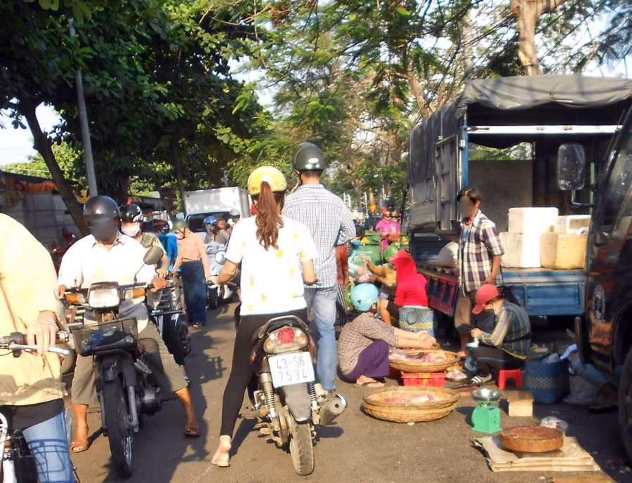 Chợ lấn hết phần đường đi lại (ảnh chụp trên đường Hồ Nguyên Trừng, gần chợ đầu mối Hòa Cường, Q. Hải Châu)