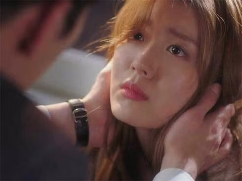 Cánh cửa khép hờ tố cáo bộ mặt của chàng người yêu "thiếu gia"