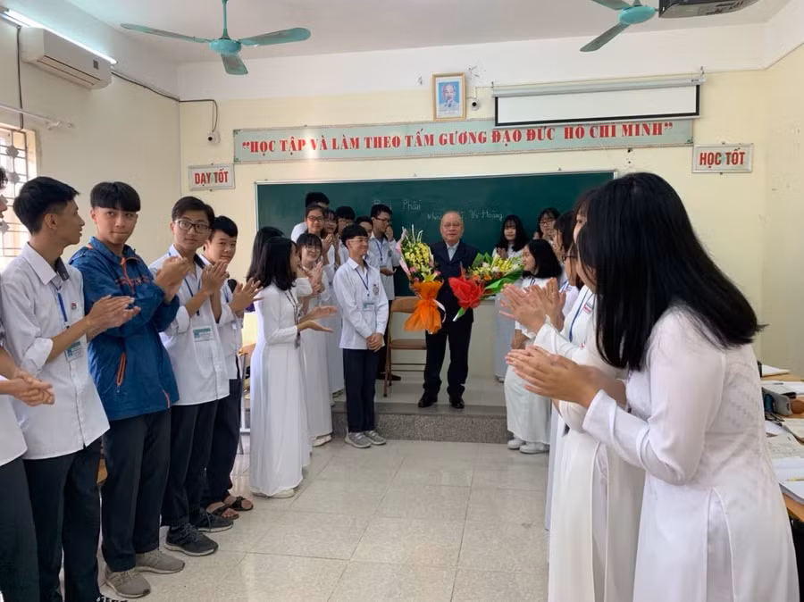 Thầy Cửu nhận hoa chúc mừng của học trò