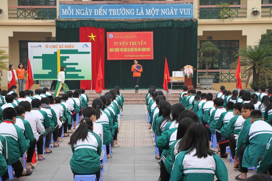Buổi ngoại khóa bổ ích đã thu hút đông đảo học sinh tham gia. Buổi ngoại khóa bổ ích đã thu hút đông đảo học sinh tham gia.