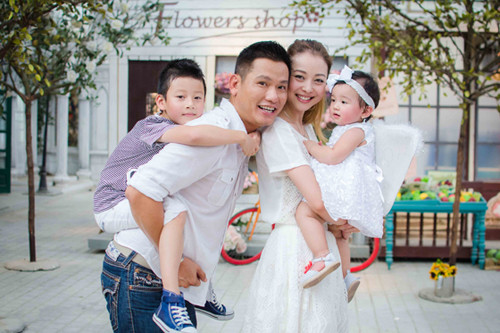Jennifer Phạm và chồng san sẻ tình cảm cho các con đều nhau. cach-sao-viet-giup-con-chung-con-rieng-khong-do-ky-nhau-2
