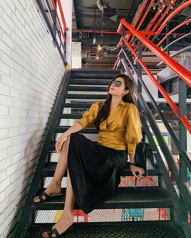 Quá lâu rồi Tăng Thanh Hà mới diện trang phục nổi bật thế này ảnh 13 quanh nam toan den voi trang, ha tang vua dien cay vang tuoi da thanh gai hai muoi - 14