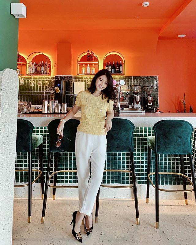 Quá lâu rồi Tăng Thanh Hà mới diện trang phục nổi bật thế này ảnh 12 quanh nam toan den voi trang, ha tang vua dien cay vang tuoi da thanh gai hai muoi - 13