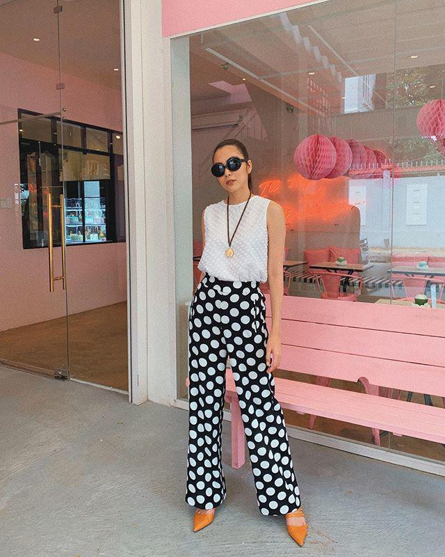 Quá lâu rồi Tăng Thanh Hà mới diện trang phục nổi bật thế này ảnh 4 quanh nam toan den voi trang, ha tang vua dien cay vang tuoi da thanh gai hai muoi - 5