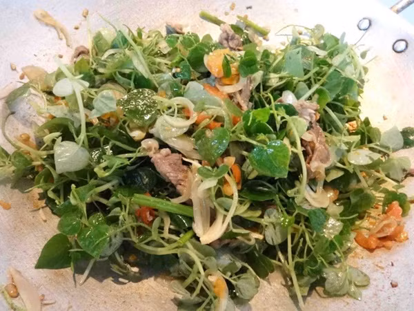 Gỏi thịt bò trộn rau càng cua.