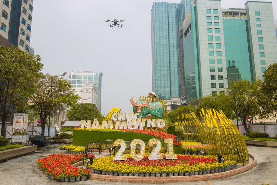 Flycam sẽ ghi hình các khu vực tại Đường hoa Nguyễn Huệ.