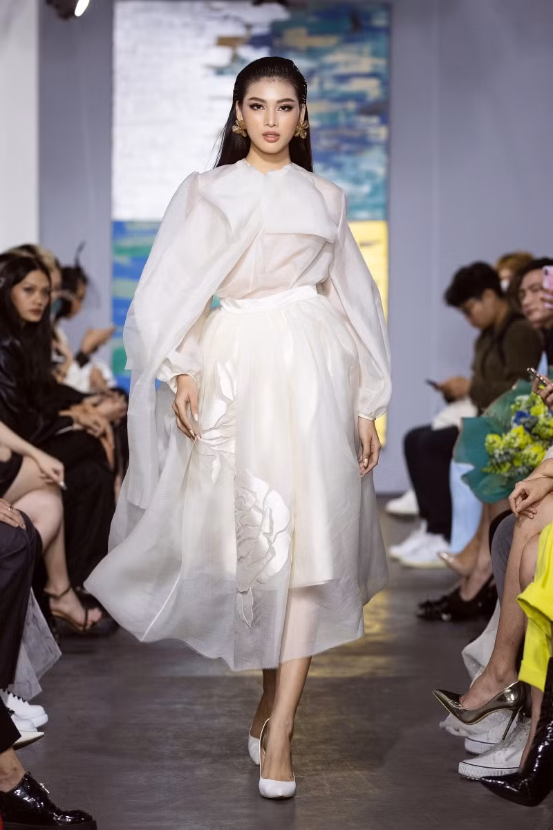 Ánh mắt “sắc lạnh” kèm kỹ năng trình diễn chuyên nghiệp của nàng hậu.