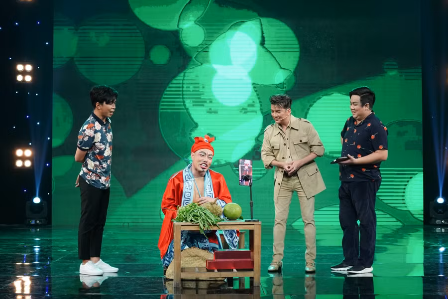 Thánh livestream Lê Dương Bảo Lâm gây cười cho khán giả trong Táo Xuân.