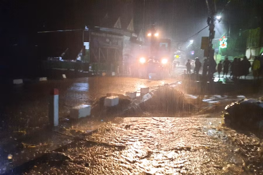 Phương tiện máy móc được huy động để khắc phục hậu quả trên tuyến QL 7.