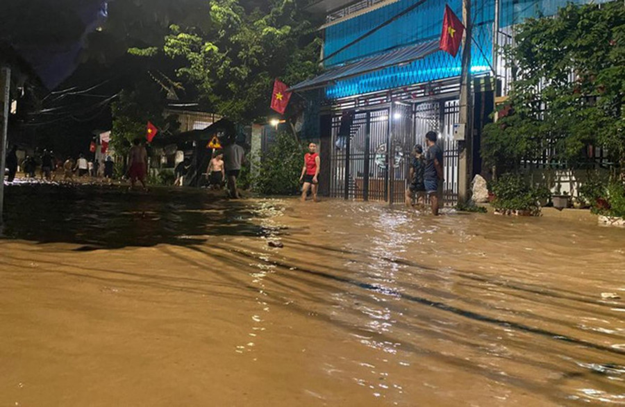 Mưa lớn gây ngập úng một số bản của xã Tà Cạ và thị trấn Mường Xén, huyện Kỳ Sơn.