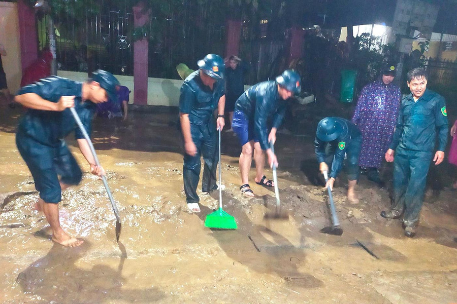 Lực lượng chức năng hỗ trợ người dân khắc phục hậu quả sau mưa lũ. Lực lượng chức năng hỗ trợ người dân khắc phục hậu quả sau mưa lũ.
