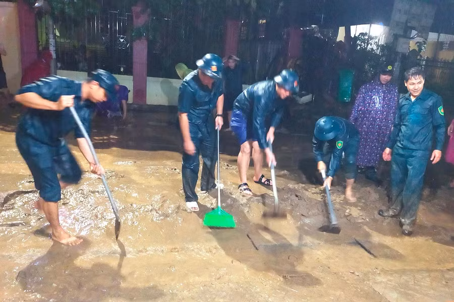 Lực lượng chức năng hỗ trợ người dân khắc phục hậu quả sau cơn mưa.