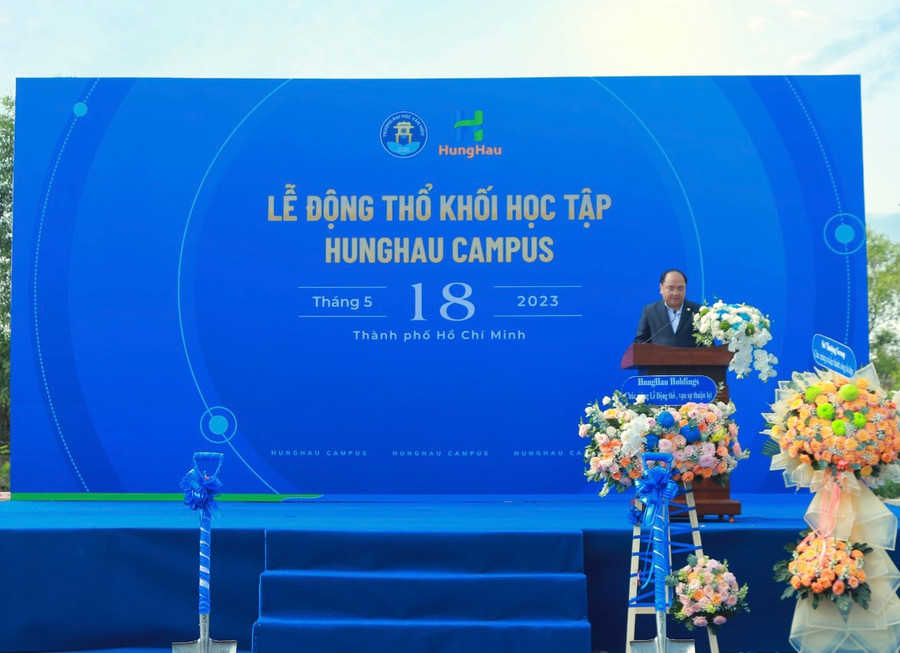 PGS.TS. Nguyễn Minh Đức, Hiệu trưởng Trường Đại học Văn Hiến phát biểu trong buổi lễ. PGS.TS. Nguyễn Minh Đức, Hiệu trưởng Trường Đại học Văn Hiến phát biểu trong buổi lễ.