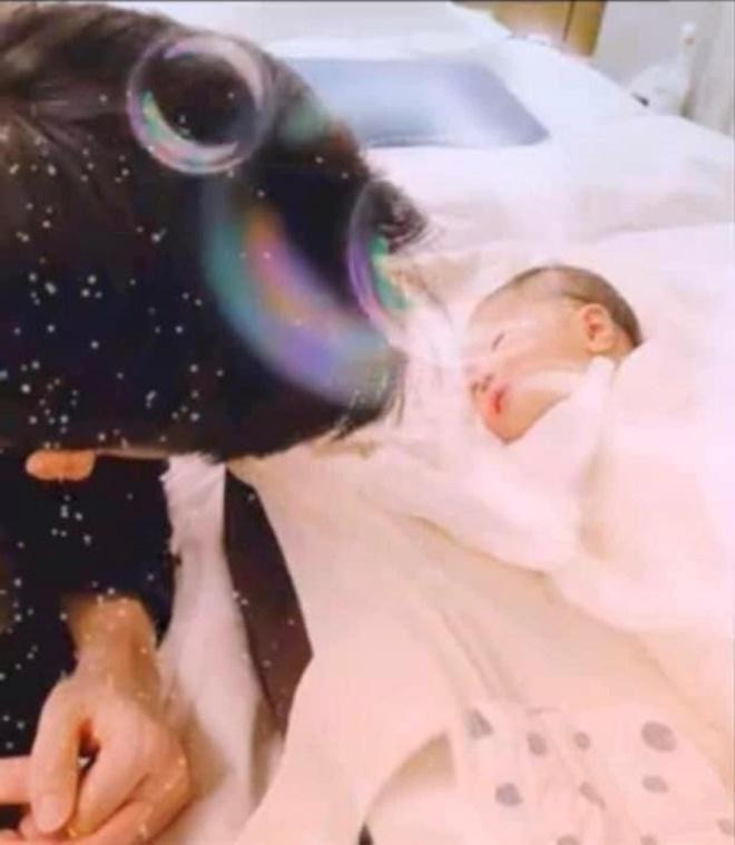 Son Ye Jin hạ sinh con trai sớm hơn dự định. Trước đó, Hyun Bin và Son Ye Jin dự tính con trai sẽ chào đời vào tháng 12.. Son Ye Jin hạ sinh con trai sớm hơn dự định. Trước đó, Hyun Bin và Son Ye Jin dự tính con trai sẽ chào đời vào tháng 12..