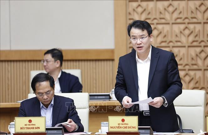 Thứ trưởng Bộ Kế hoạch và Đầu tư Trần Quốc Phương báo cáo tình hình kinh tế - xã hội tháng 11 và 11 tháng qua. Ảnh: Dương Giang/TTXVN
